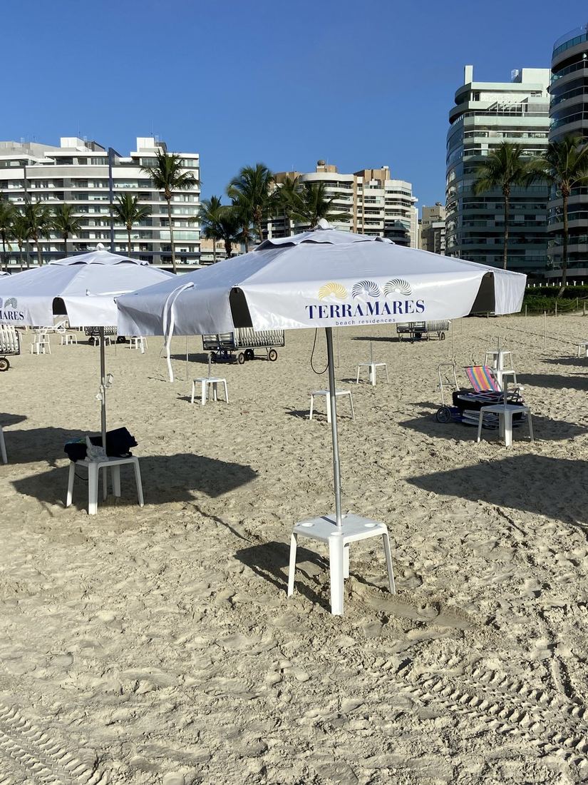 Guarda-sol redondo em alumínio instalado na praia