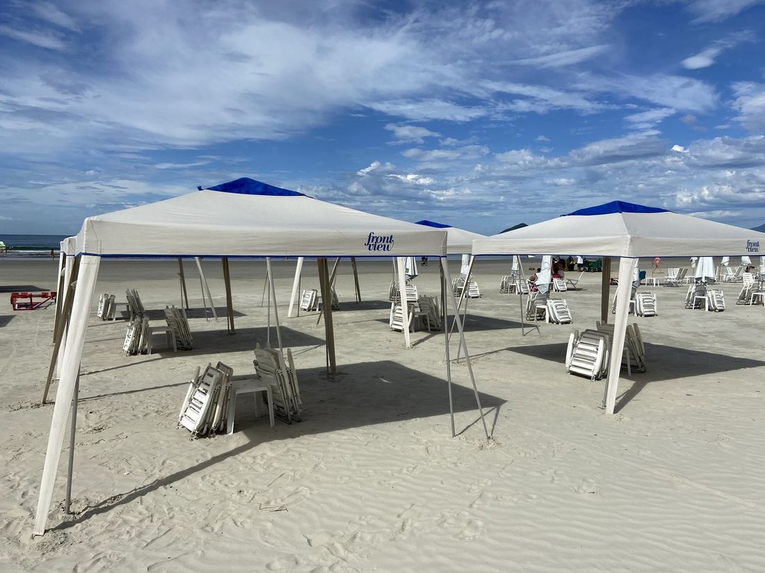 Tenda pirâmide 3x3m em lona acrílica na praia