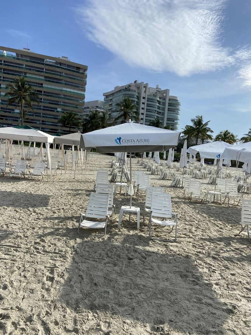 Guarda-sol Maduro's instalado em condomínio de praia